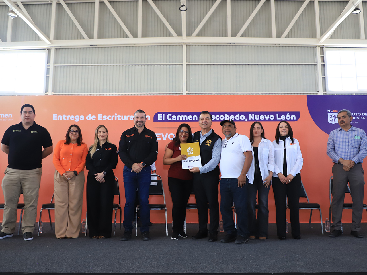 Consolida IVNL el patrimonio de 332 familias de El Carmen y Escobedo con entrega de escrituras
