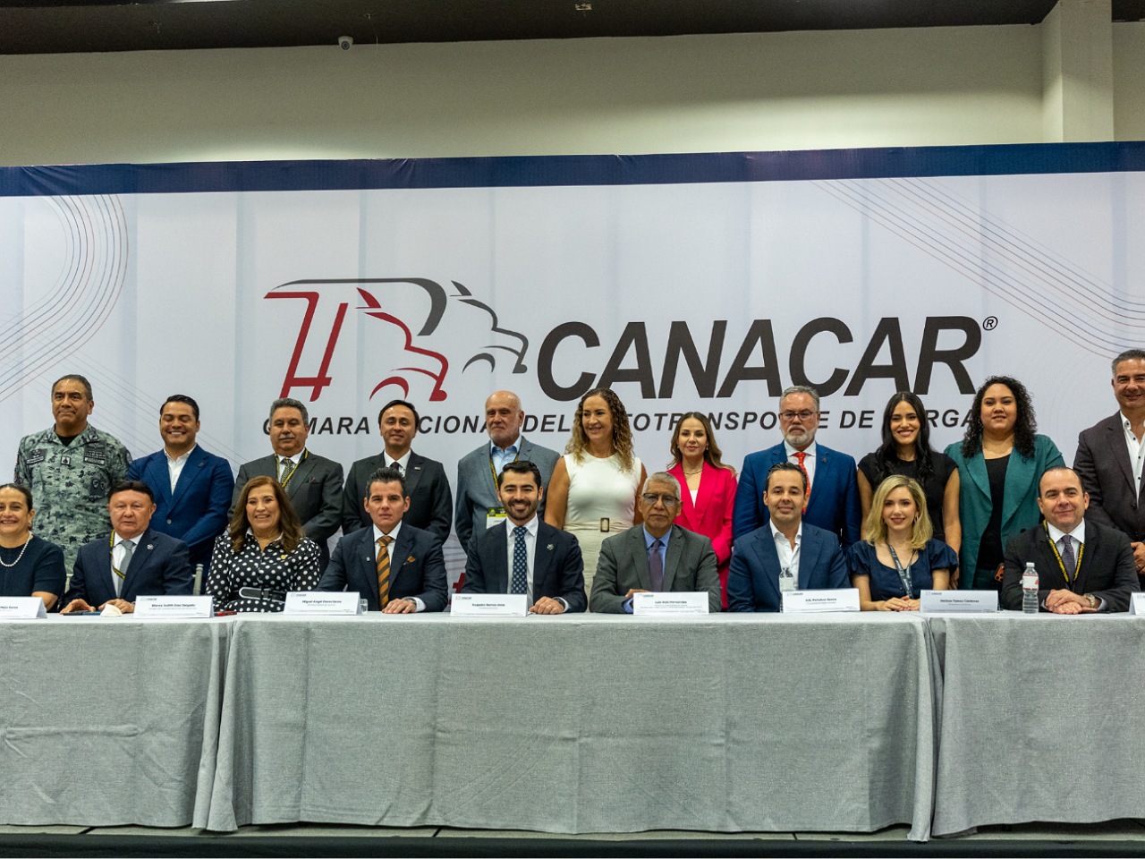Reconoce Miguel Flores importancia del sector transportista para el desarrollo económico