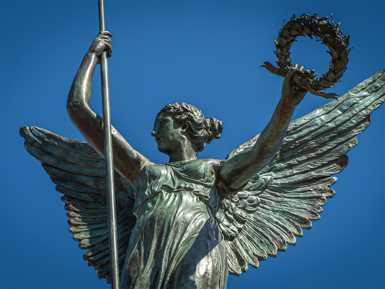 Luce Renovada la Victoria Alada en Palacio de Gobierno