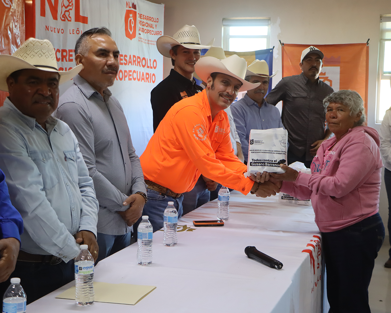 Distribuyen Estado y CEFOSAMP gratuitamente kits preventivos contra el gusano barrenador a ganaderos de todo Nuevo León