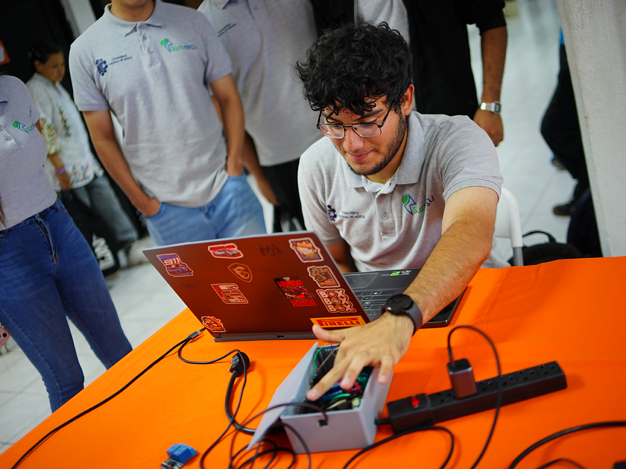 Capacita Nuevo León a jóvenes emprendedores rumbo al Mundial de Futbol 2026