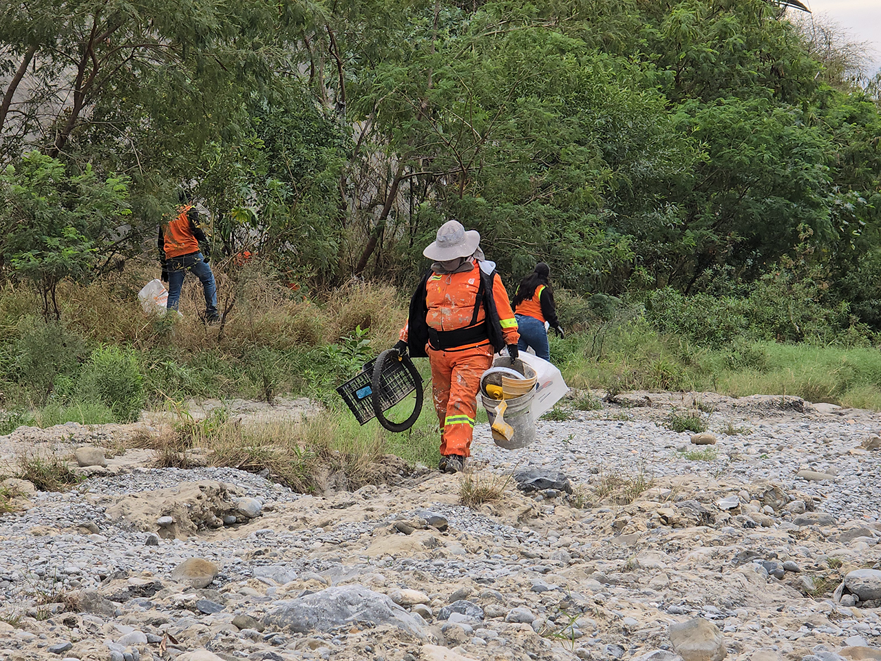 Realiza voluntariado acciones de limpieza con dinámica de regalos 