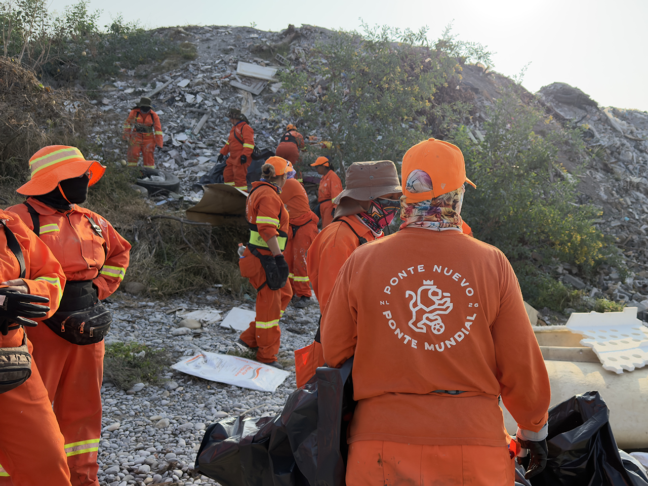 Retira voluntariado de Participación Ciudadana más de mil llantas del Río Santa Catarina