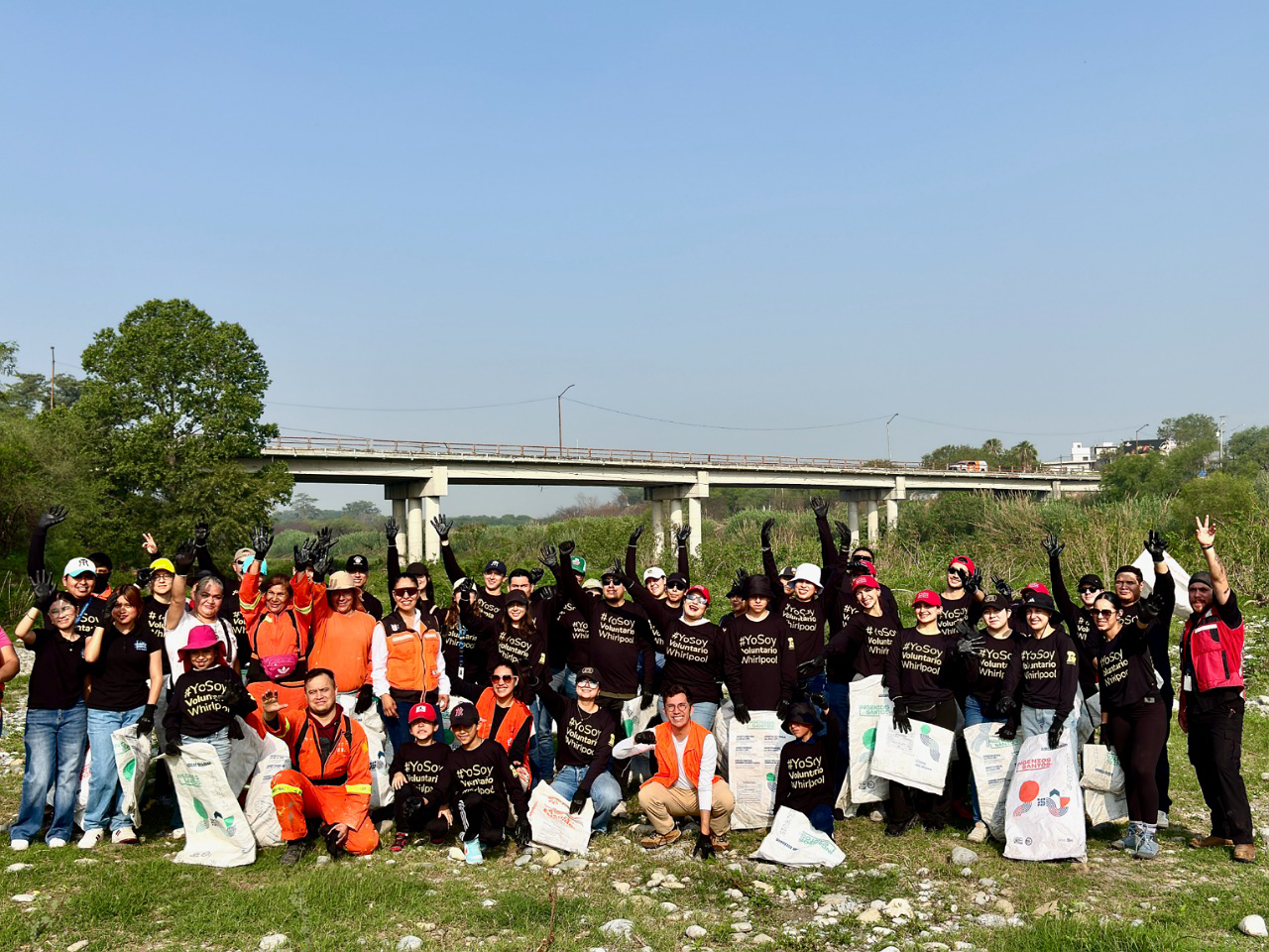 Retiran voluntarios 70 toneladas de residuos y 1752 llantas de río Santa Catarina 