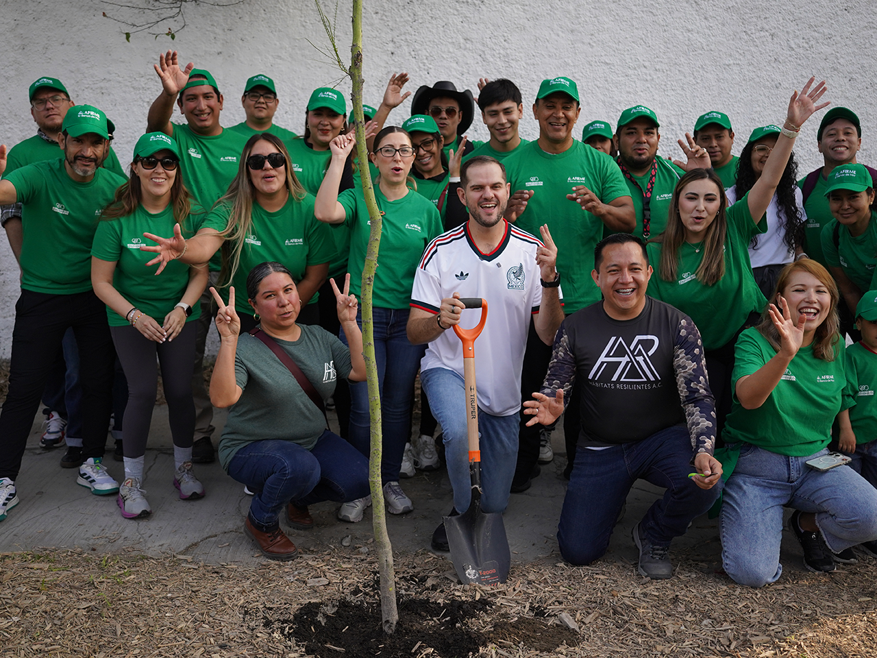 Hacen equipo AFIRME y Gobierno para arborizar Avenida Constitución 
