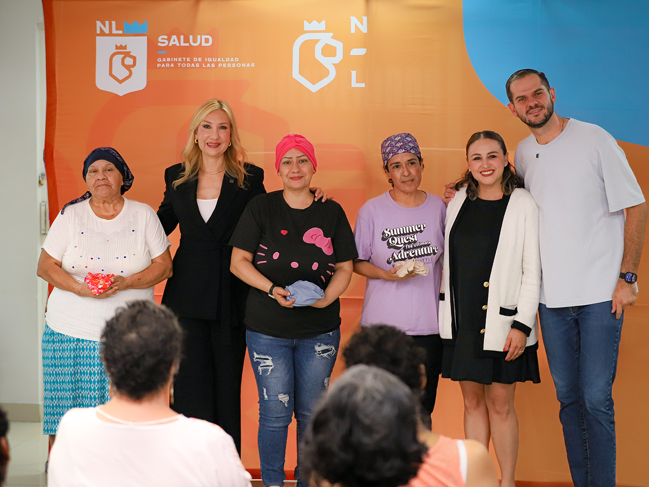Reciben beneficiarias de cáncer de mama turbantes oncológicos