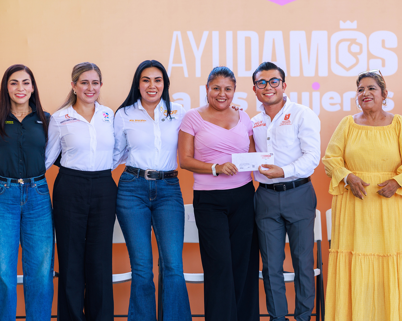 Llega ‘Ayudamos de Cerca’ a Zuazua y entrega de tarjetas a mujeres en San Nicolás