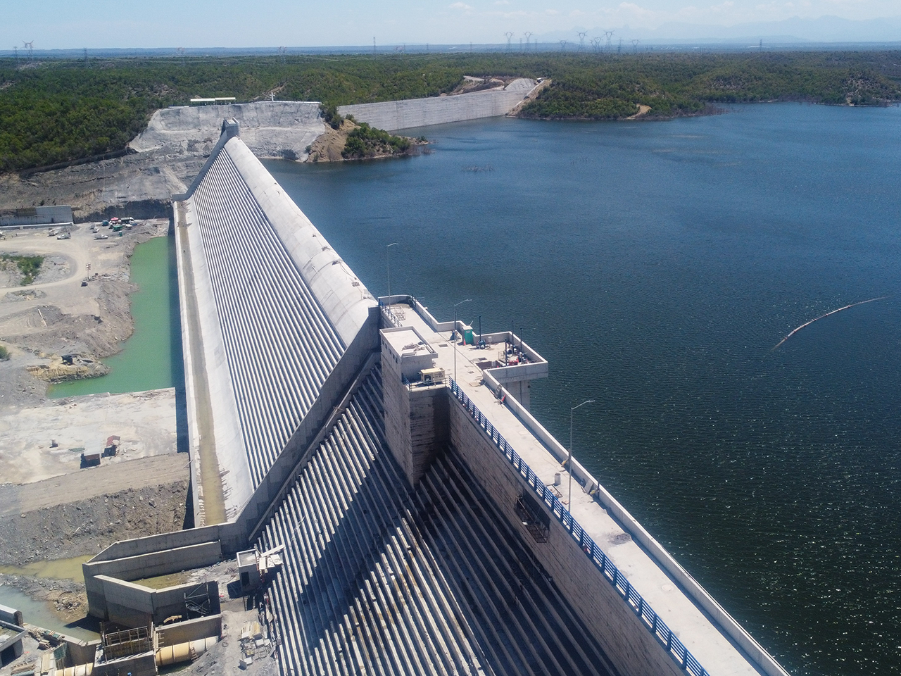 Presa León recibe reconocimiento internacional por su innovación en infraestructura hídrica