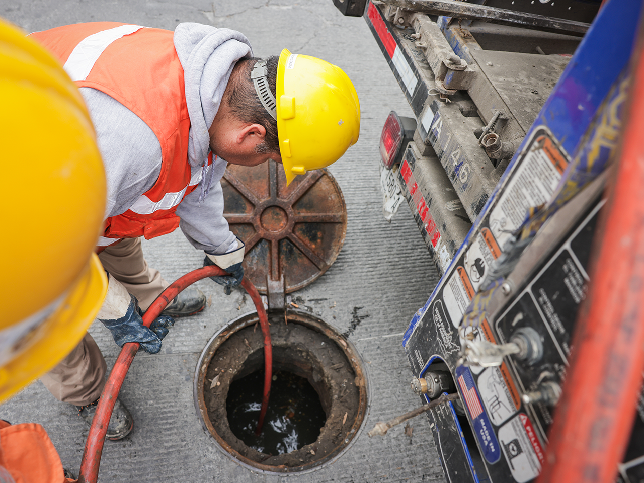 Agua y Drenaje exhorta a cuidar el drenaje sanitario para prevenir colapsos durante días con lluvias