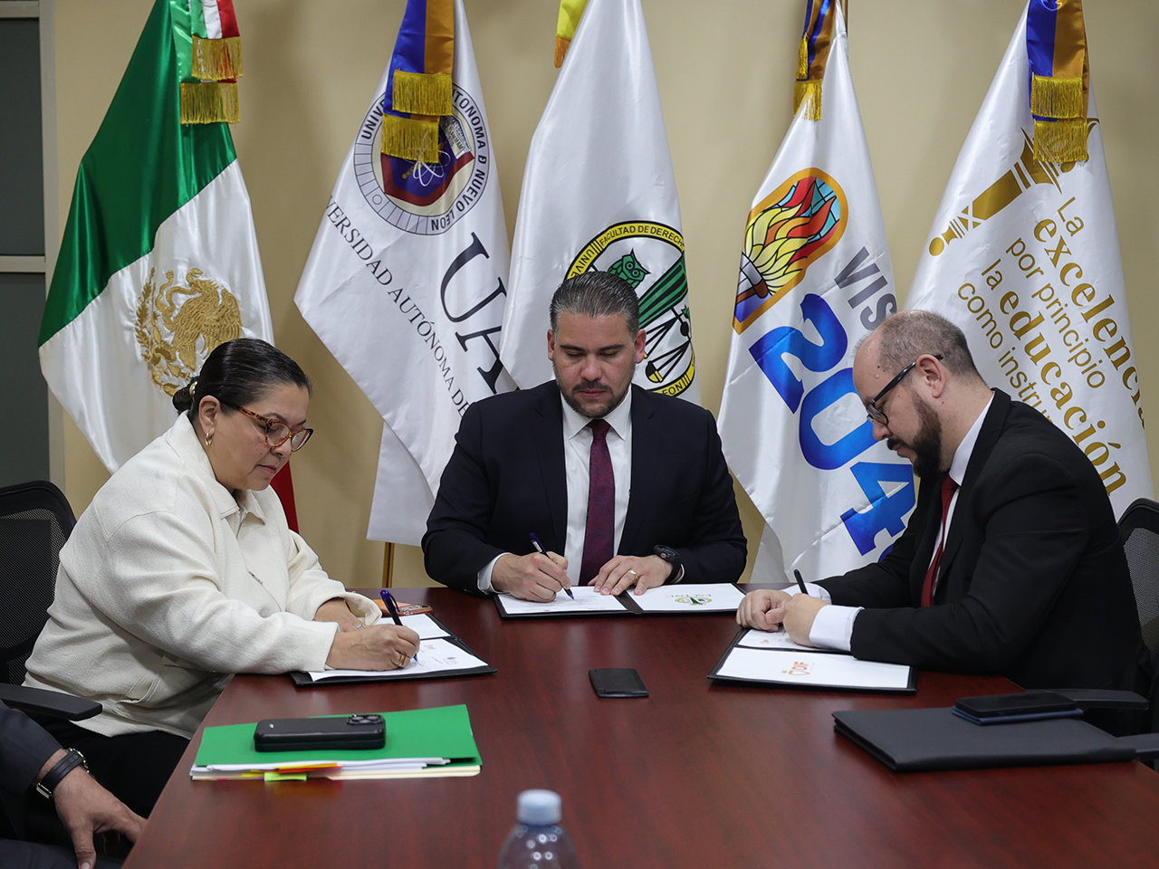 Firman convenio DIF NUEVO LEÓN con la Facultad de Derecho y Criminología para impulsar la profesionalización jurídica de servidores públicos