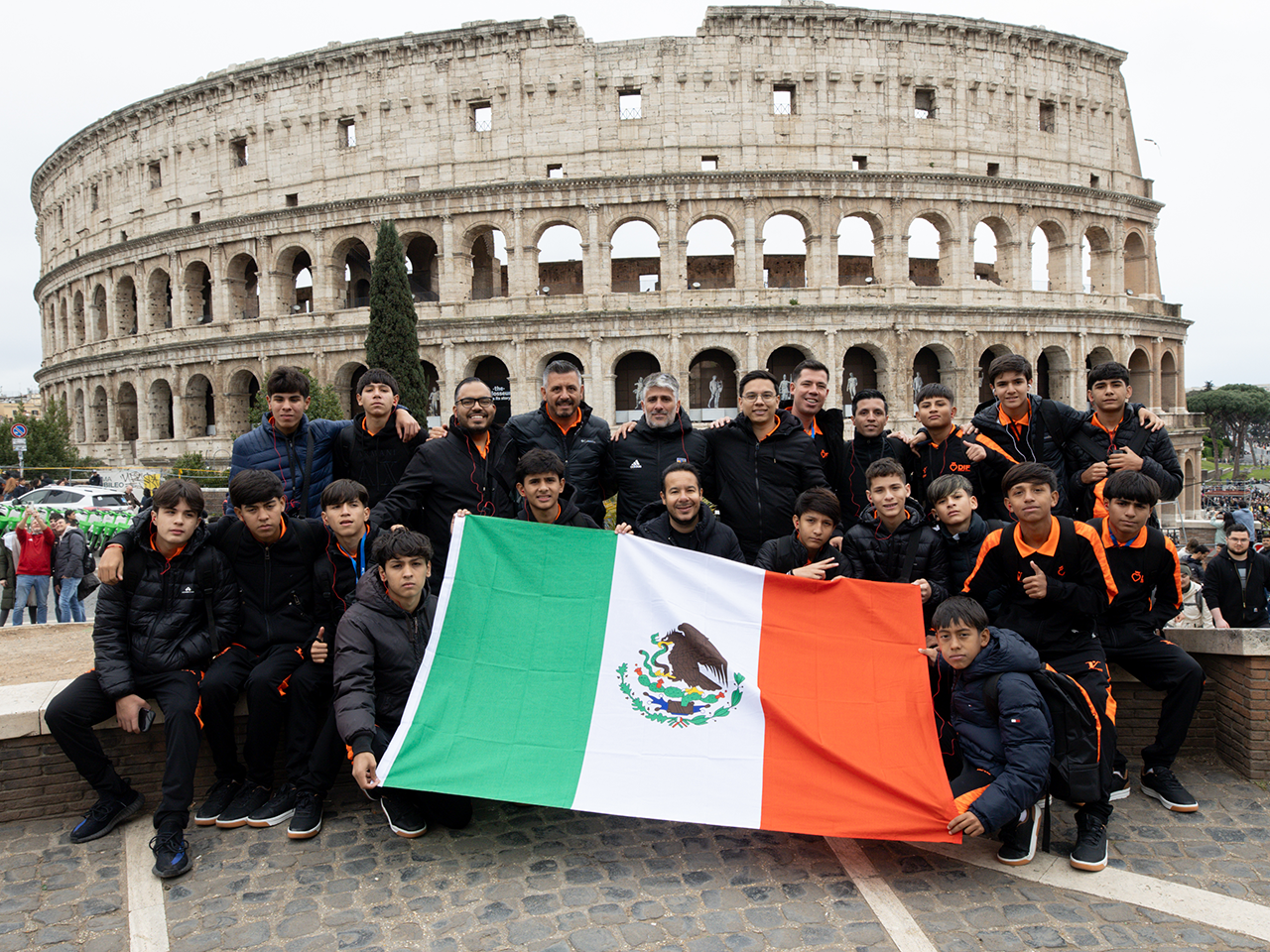 Selección de fútbol DIF llega a Monterrey tras subir al podio de los ganadores en la Roma International Cup