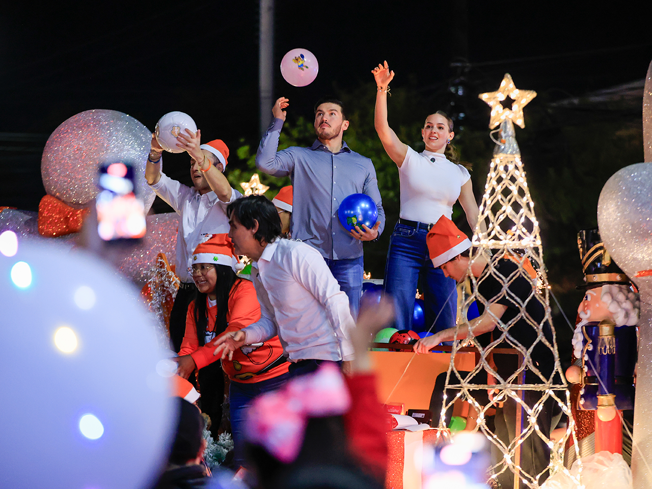 Llevan Samuel y Mariana espíritu navideño a Santa Catarina con desfile 