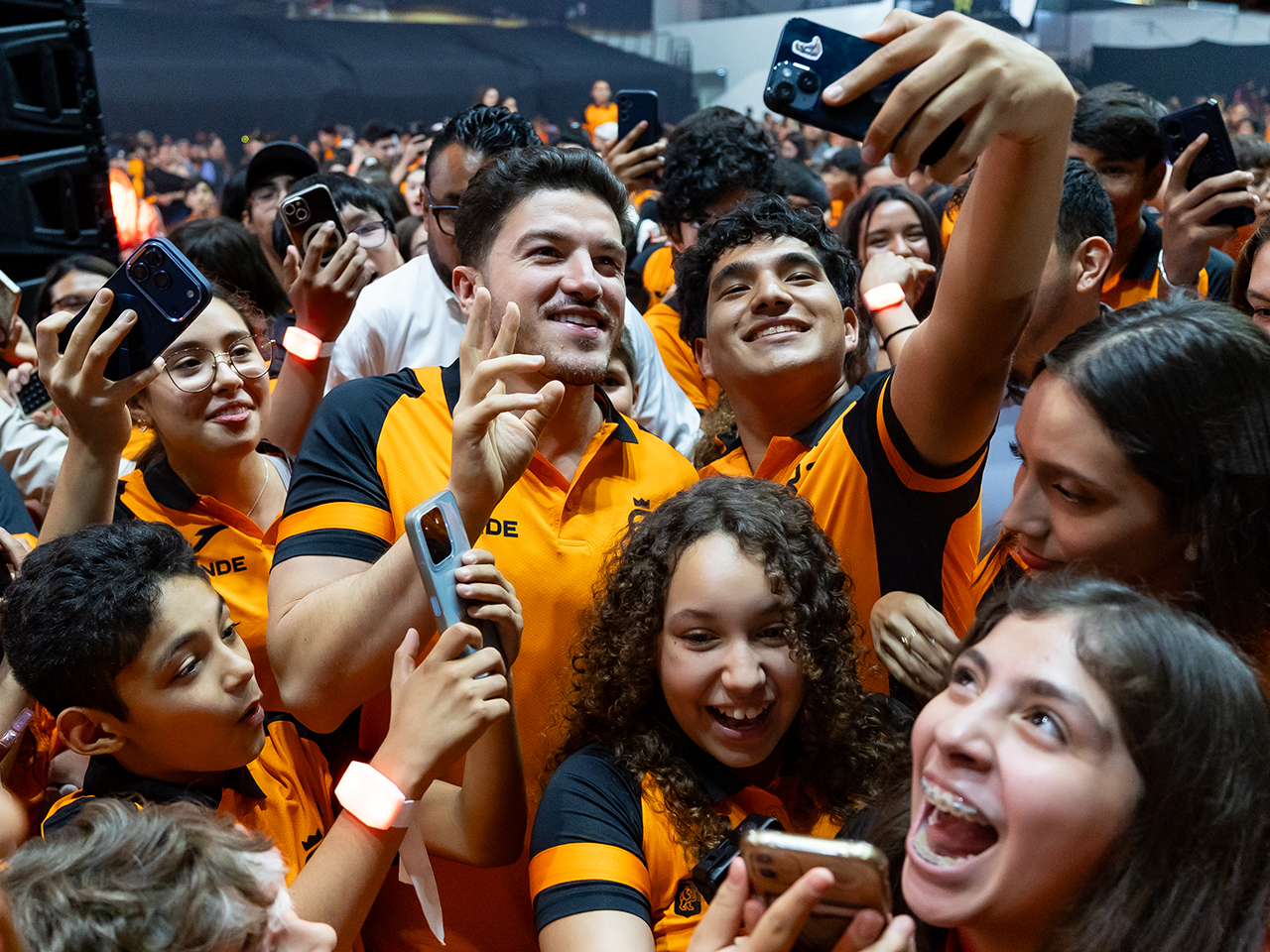 Abandera Gobernador a atletas de NL que participarán en Olimpiada Nacional y anuncia "Ayudemos a los Atletas"