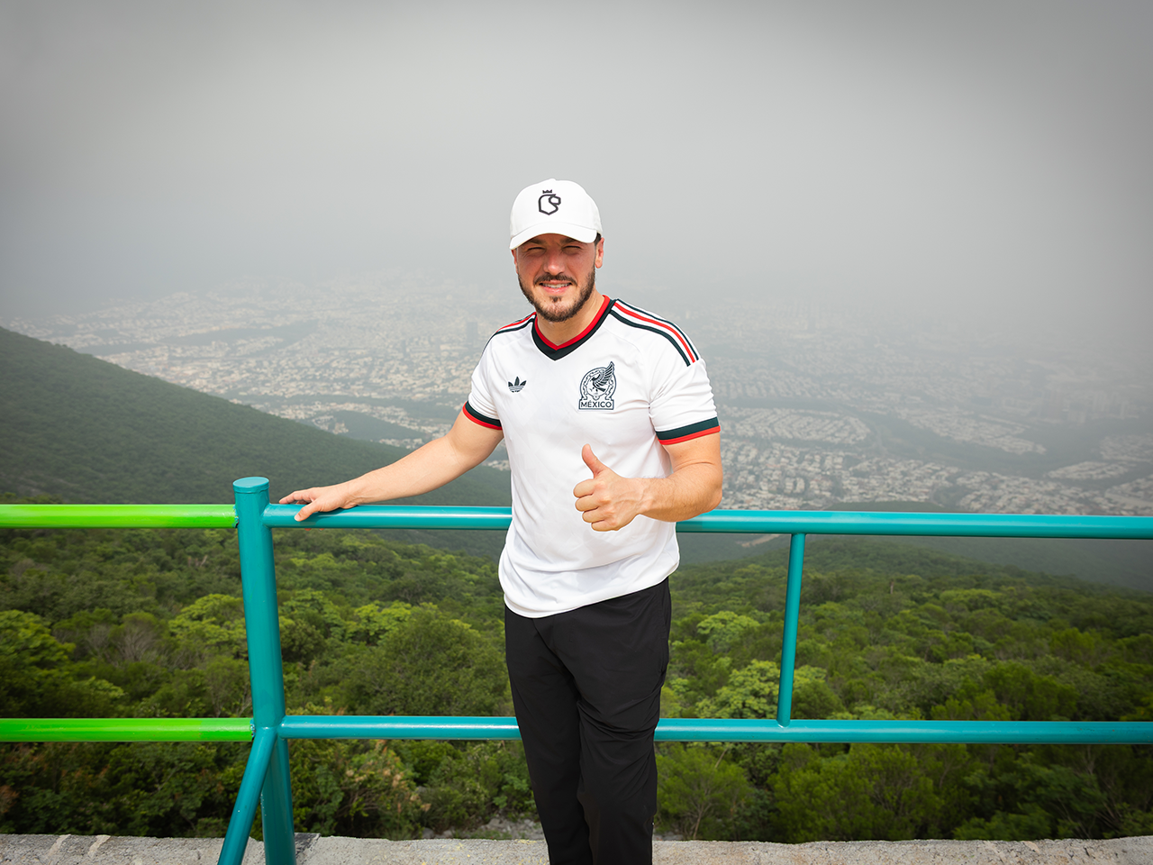 Promueve Gobernador turismo sostenible con Senderos Mundialistas; devela placa de mural en Cerro de la Silla
