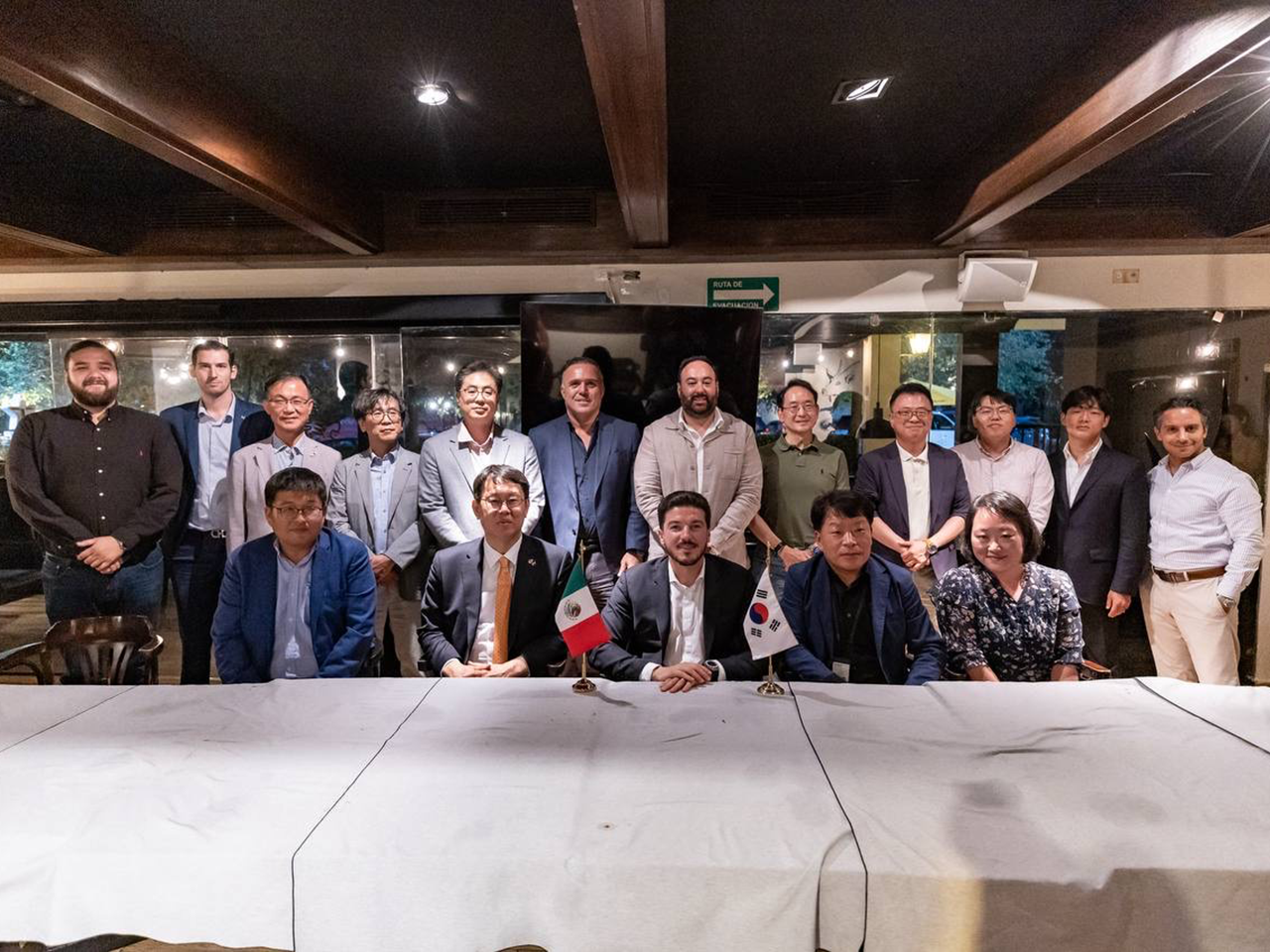 Estrechan NL y Corea del Sur lazos de colaboración económica