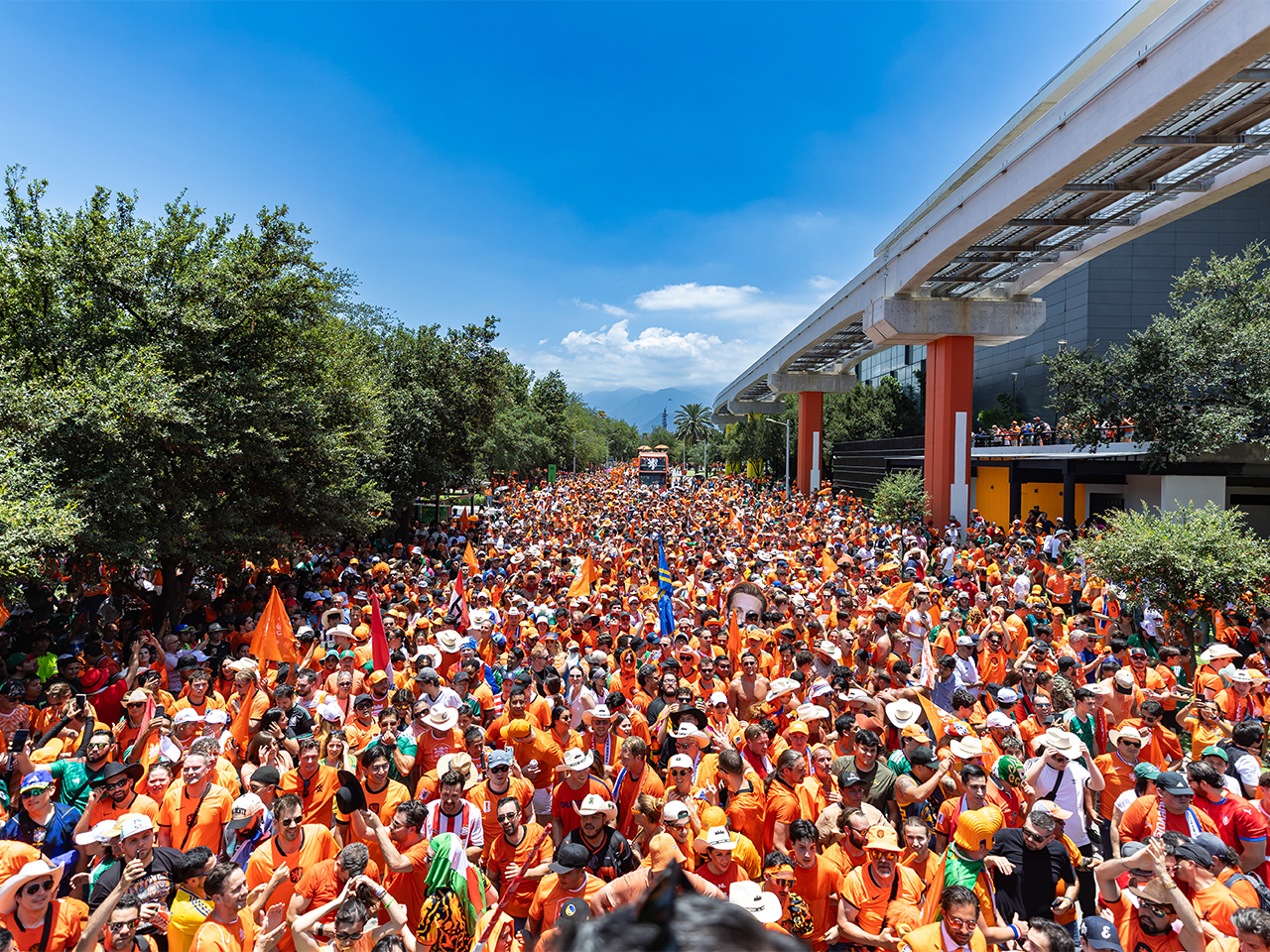 Invade la “Marea Naranja” el FIFA Fan Festival con 16 mil aficionados