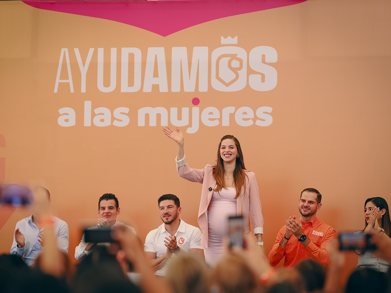 A un año de "Ayudamos" beneficia Gobierno de Nuevo León a más de 117 mil mujeres