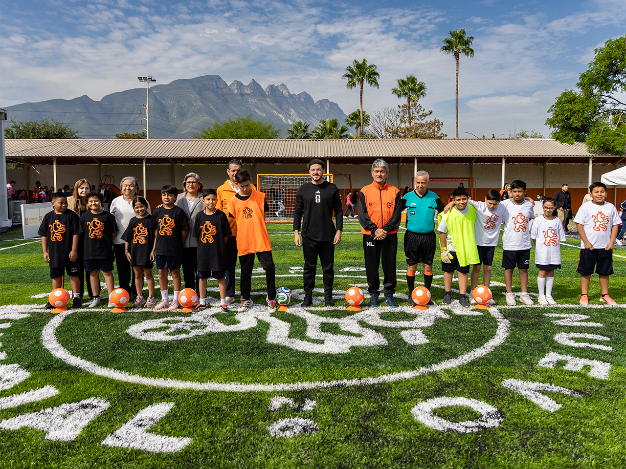 Entrega Gobernador cancha polideportiva en Escuela Anastacio Treviño; Ya suman 651 en NL