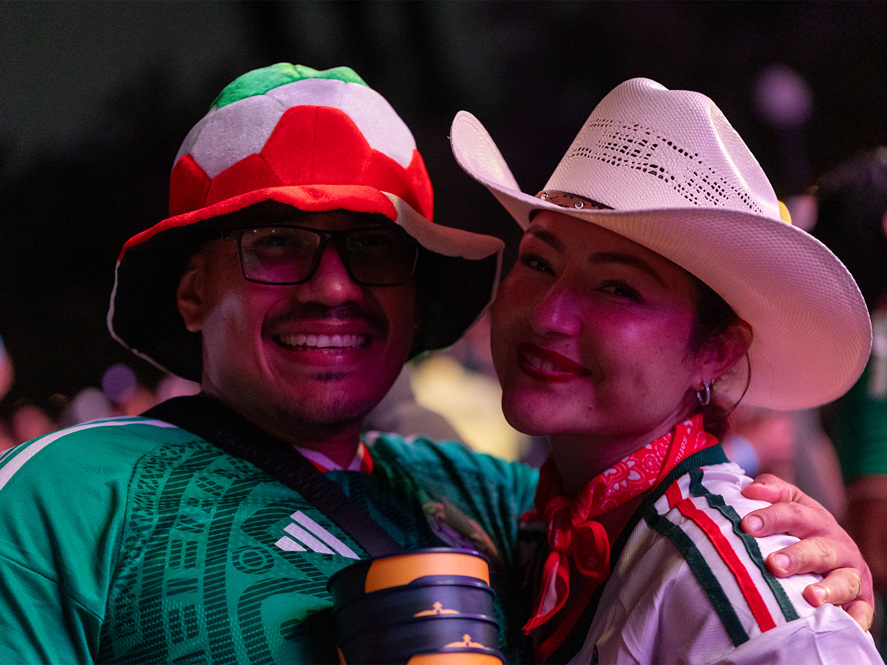 Disfrutan regios y extranjeros de "goles" y música de la Leyenda